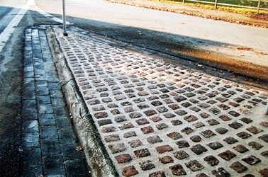 Verkehrsinsel Vorbereitungen mit Geolenfugen