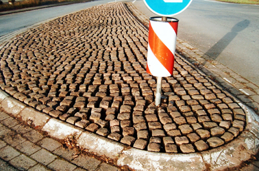 Verkehrsinsel Vorbereitungen zum Verfugen mit Geolen